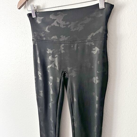 Spanx Matte Black Camo Faux Leather Leggings Women’s Size Medium power waistband - Picture 3 of 12
